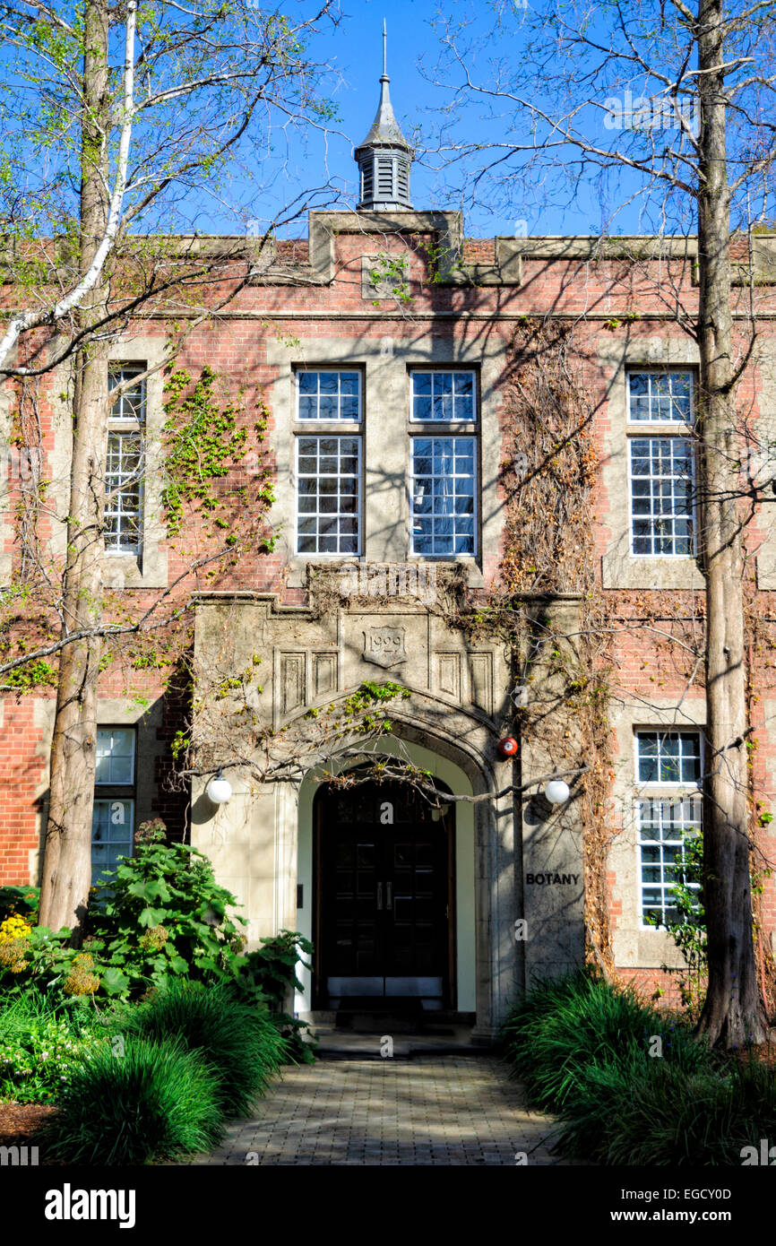 Entrée d'un mock tudor university building Banque D'Images
