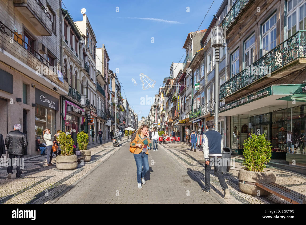 Porto, Portugal. La rue Santa Catarina, la principale rue commerçante de la ville, plein de clients pendant les festivités. Banque D'Images