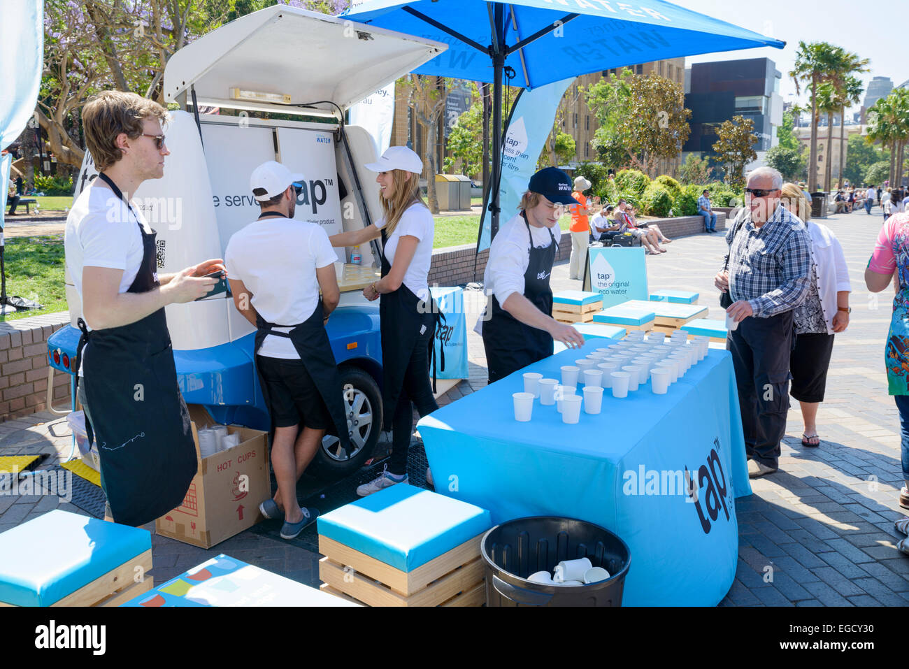 L'eau du robinet - l'eau "eco", d'être distribués gratuitement au public Banque D'Images