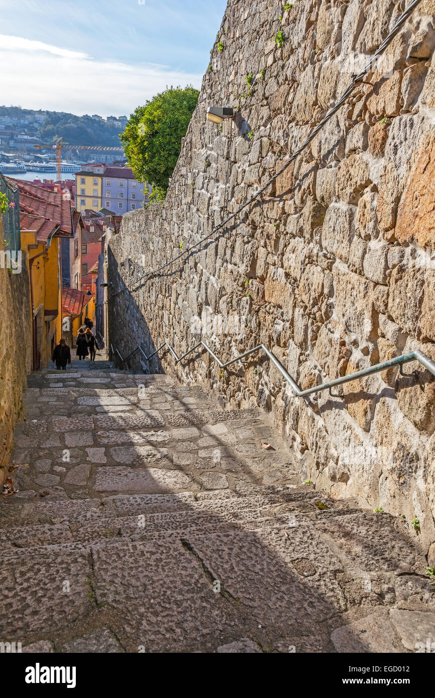 Les ruelles escarpées de la rue médiévale et les parties les plus ...