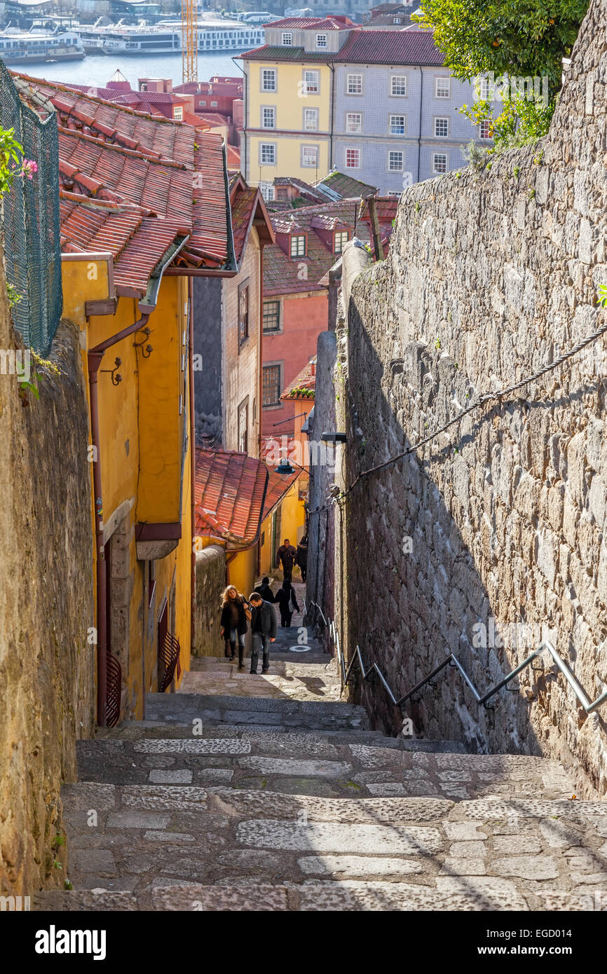 Les ruelles escarpées de la rue médiévale et les parties les plus anciennes de la ville, reliant la cathédrale au quartier de Ribeira Banque D'Images