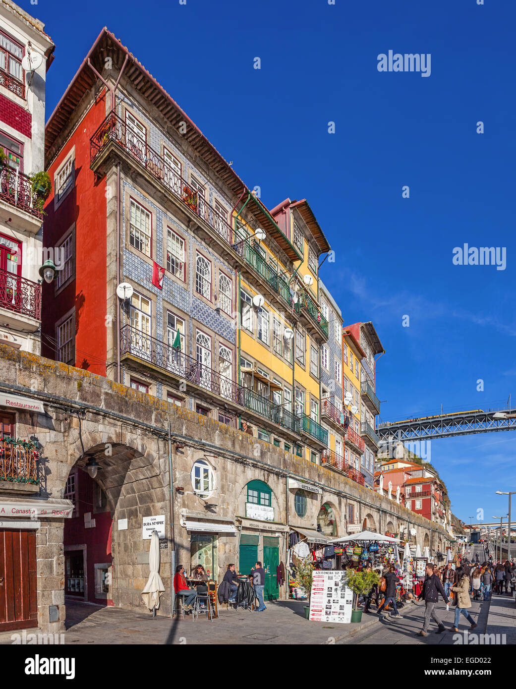 Porto, Portugal. Les bâtiments colorés typiques du quartier de Ribeira, avec ses commerces, restaurants et bars construit dans le mur de pierre Banque D'Images