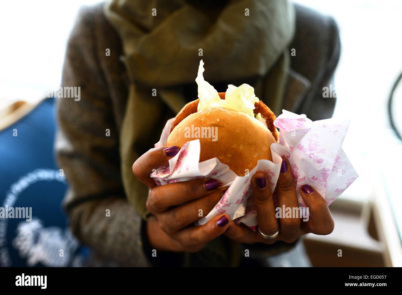 Un client affiche fish burger au nouvel Mr Cod, un restaurant fish and chips à Kaboul, le 19 février 2015. Le fast-food, la première du genre dans le pays, est la dernière sortie de l'alimentation à l'étranger pour atteindre Kaboul. Photo : Subel Bhandari/dpa Banque D'Images