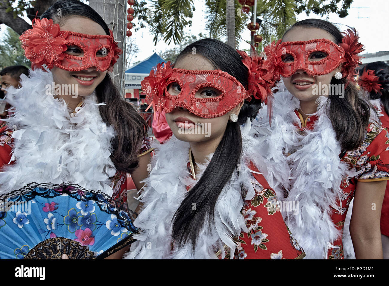 Eyemask. Trois jeunes filles thaïlandaises portant un masque oculaire pour une mascarade de rue. Nouvel an chinois Thaïlande Banque D'Images