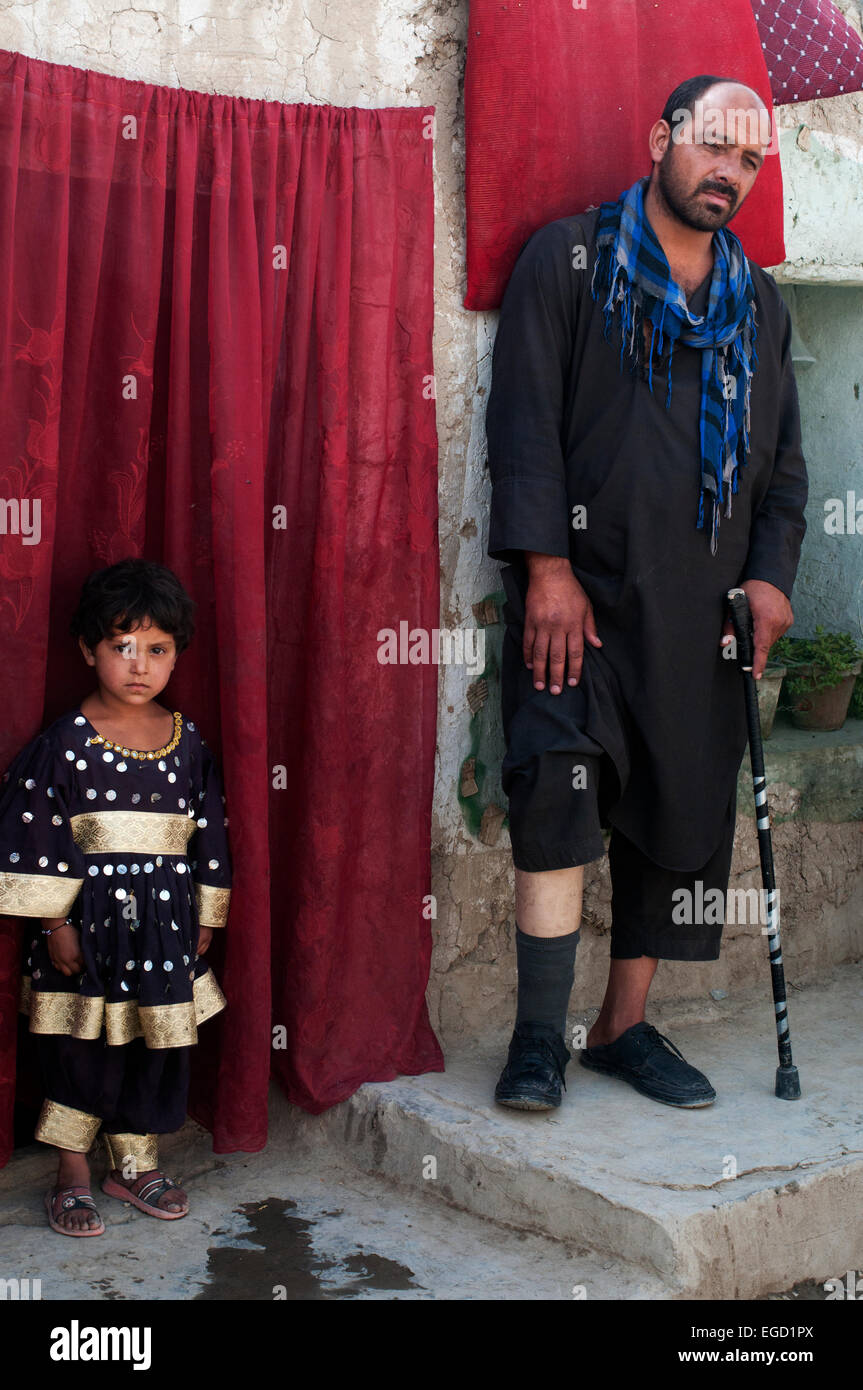 Charahi Spinkali, district 5, à Kaboul. Naweeda avec son père victime d'une mine terrestre avec une jambe artificielle. Banque D'Images