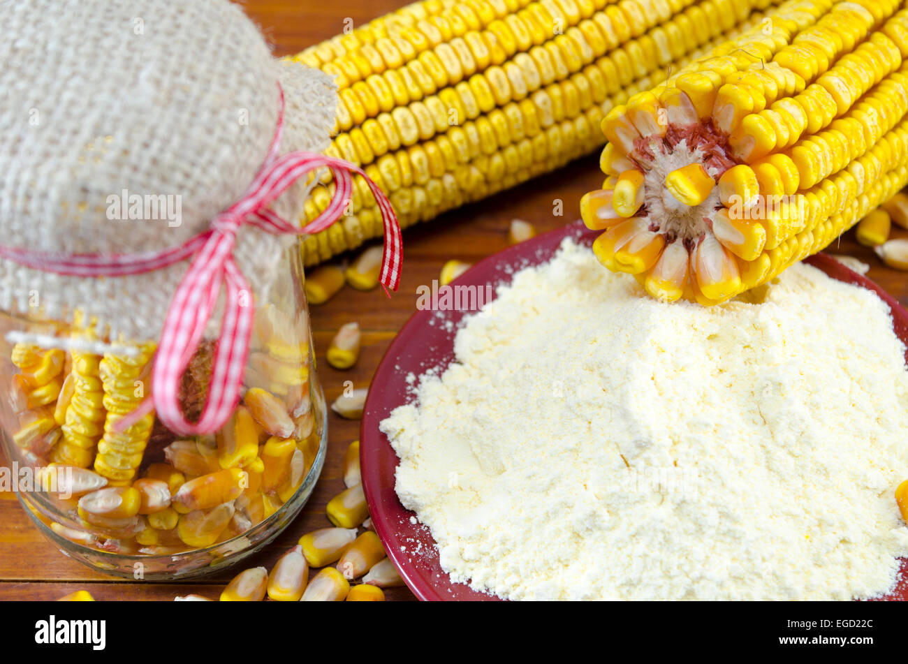 Un pot avec le maïs, la farine de maïs et d'oreille sur une table en bois Banque D'Images