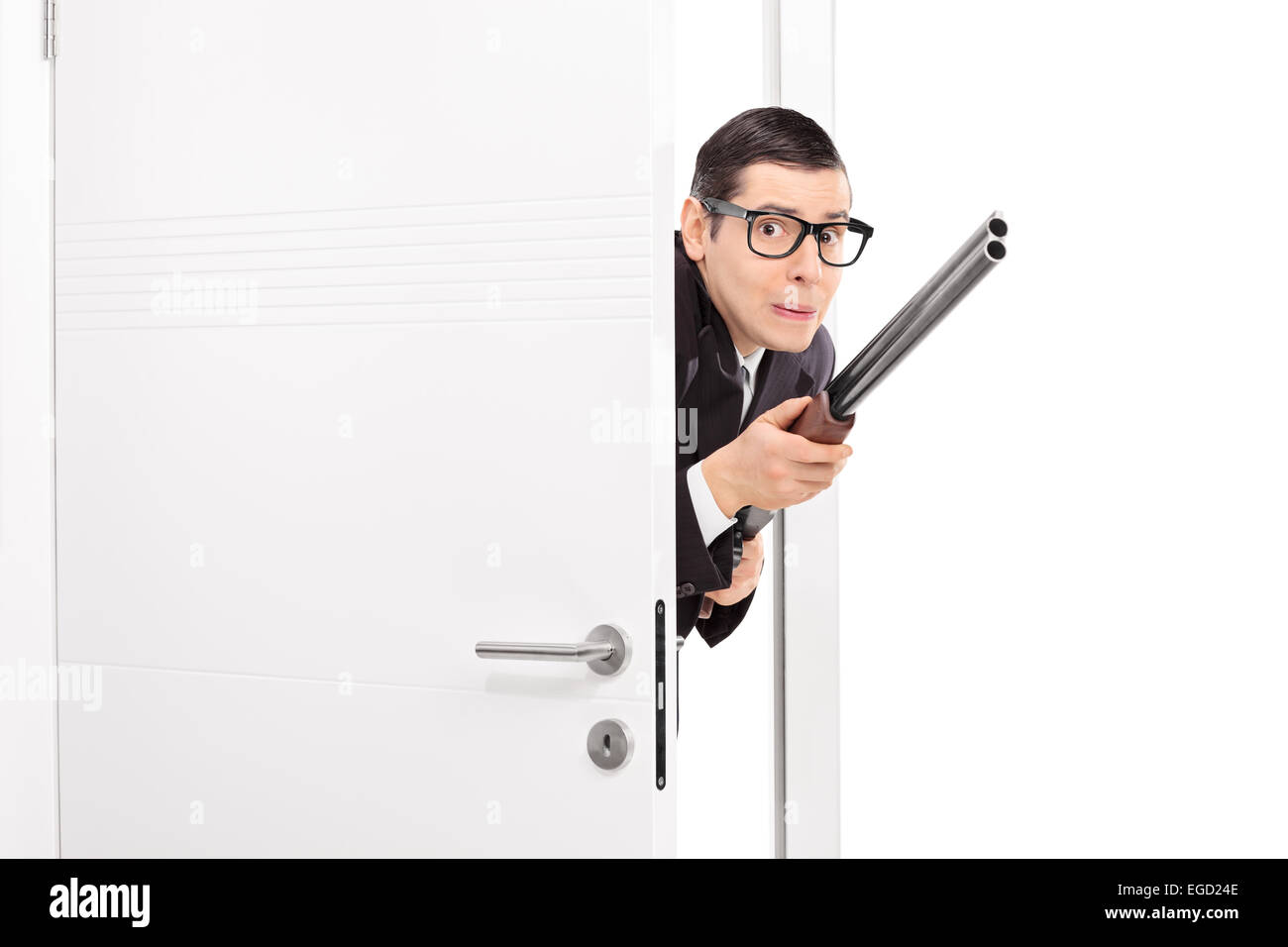 L'homme terrifié au fusil entrer dans une pièce isolé sur fond blanc Banque D'Images