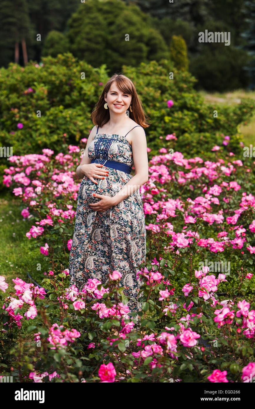 Plein air natural portrait of beautiful smiling pregnant woman Banque D'Images