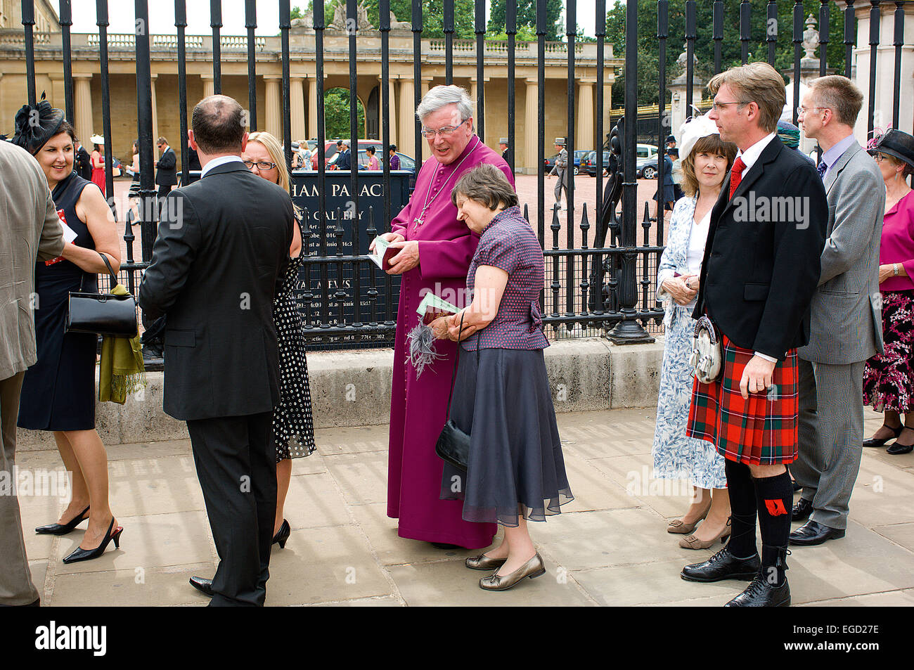 Le système d'invitation à Buckingham Palace garden-parties est mis en place pour s'assurer que les invités viennent de tous les milieux Banque D'Images