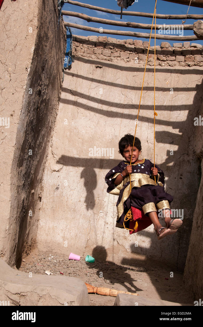 Charahi Spinkali, district 5, à Kaboul. Naweeda sur le home-made de swing. Banque D'Images