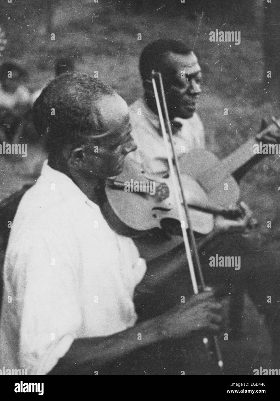 La chaîne des Stavin en jouant de la guitare et chante accompagné par un musicien au violon, Lafayette, Louisiane, Juin 1934 Banque D'Images