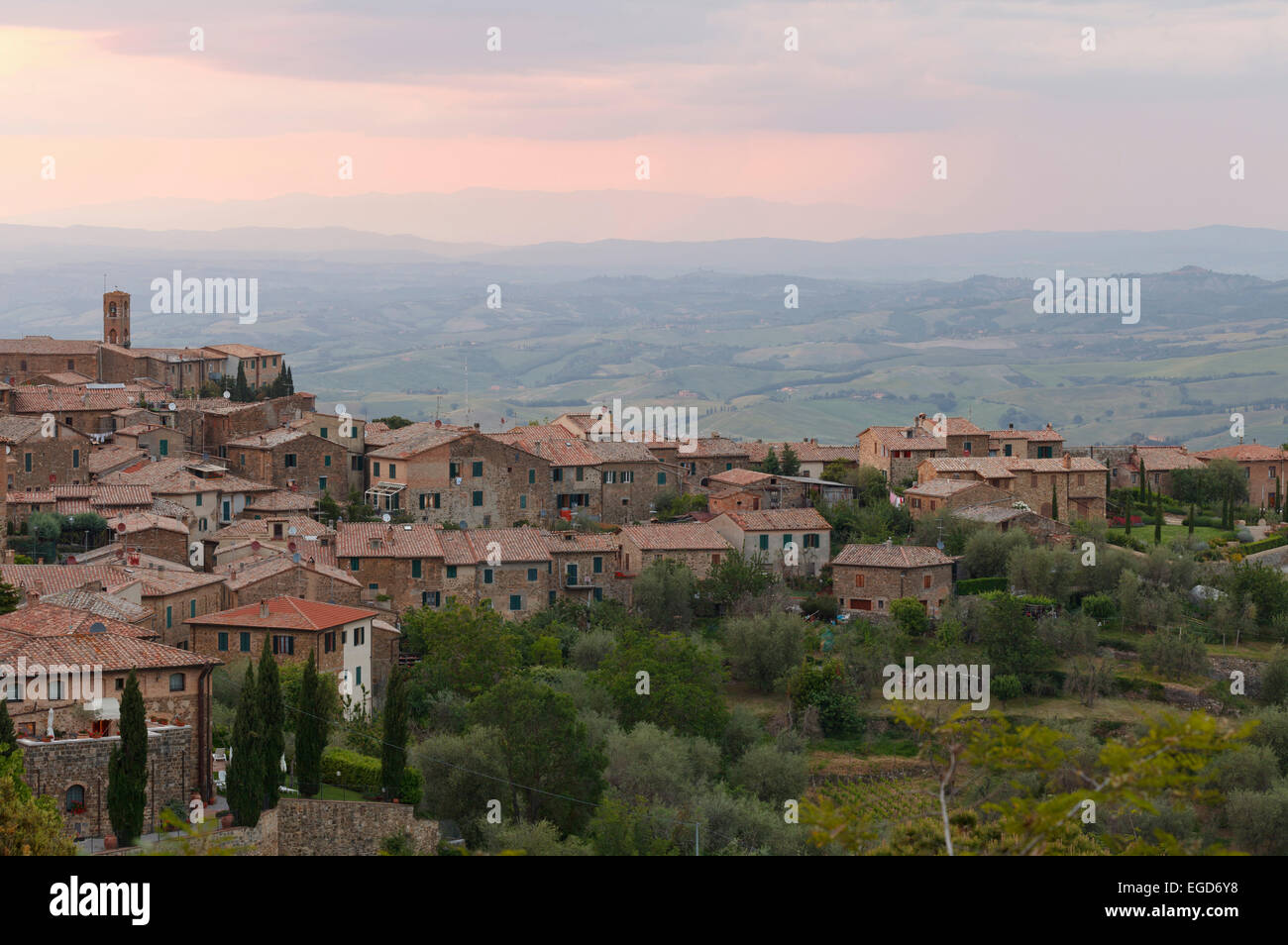 Hill ville de Montalcino, Province de Sienne, Toscane, Italie, Europe Banque D'Images