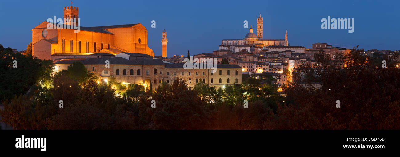 Vue urbaine avec basilique San Domenico, Torre del Mangia Bell Tower et cathédrale Santa Maria, la Cathédrale, Sienne, UNESCO World Heritage Site, Toscane, Italie, Europe Banque D'Images