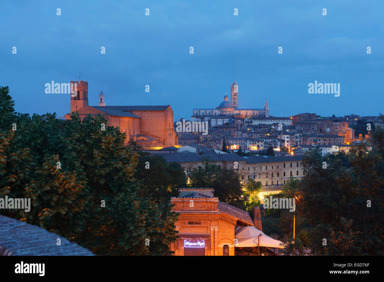 Vue urbaine avec basilique San Domenico et Duomo cathédrale Santa Maria la nuit, Sienne, UNESCO World Heritage Site, Toscane, Italie, Europe Banque D'Images