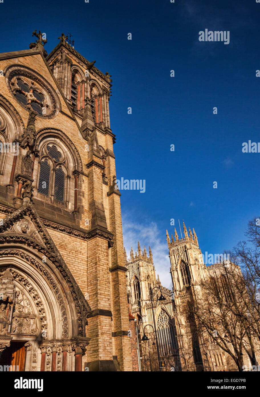 St Wilfrid's Catholic Church et York Minster, York, North Yorkshire, Angleterre, Royaume-Uni. Banque D'Images