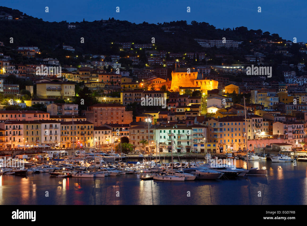 La nuit du port, Porto San Stefano, ville balnéaire, Monte Argentario, Mer Méditerranée, province de Grosseto, Toscane, Italie, Europe Banque D'Images
