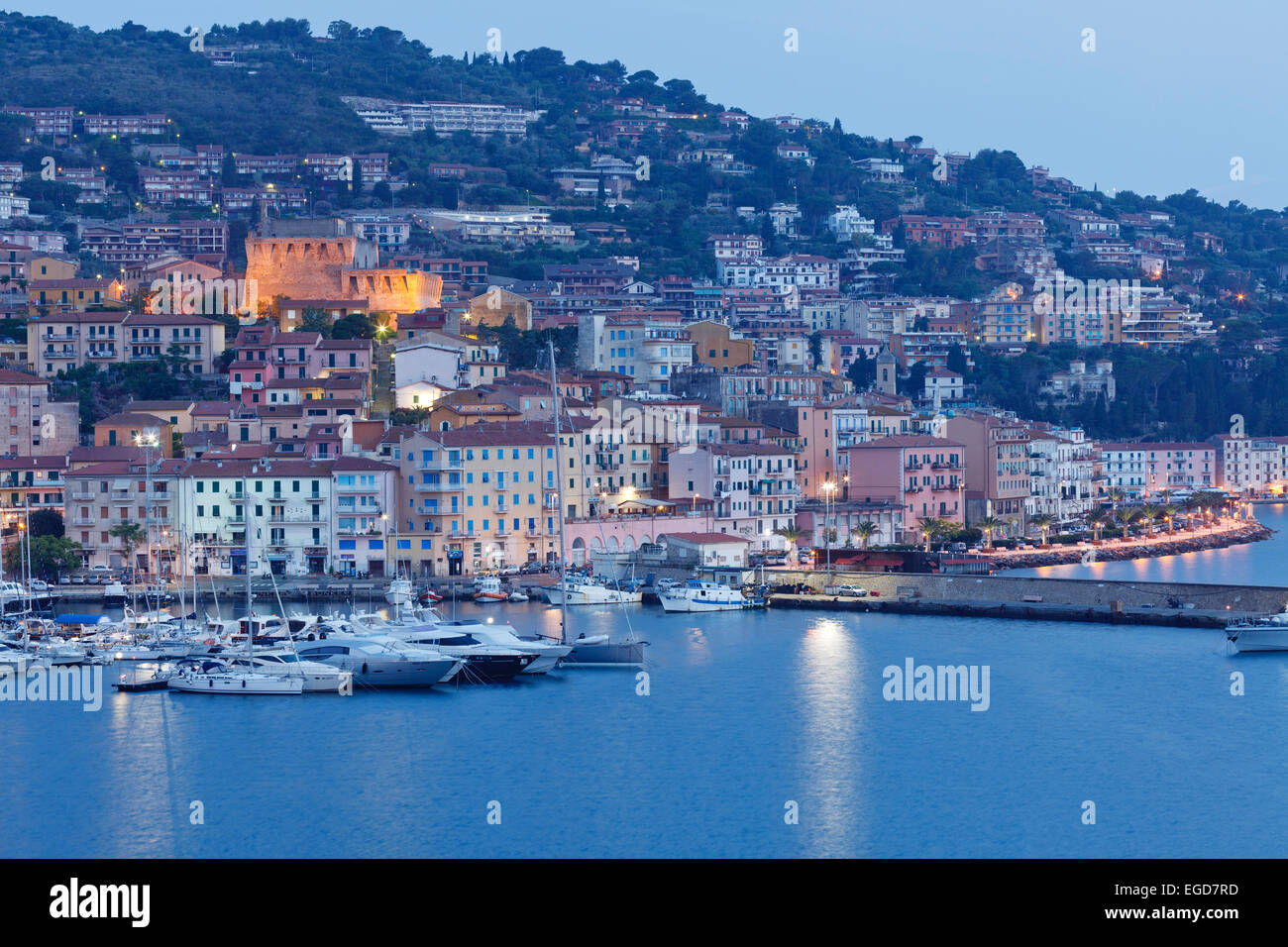 Port dans le lumière du soir, Porto San Stefano, ville balnéaire, Monte Argentario, Mer Méditerranée, province de Grosseto, Toscane, Italie, Europe Banque D'Images
