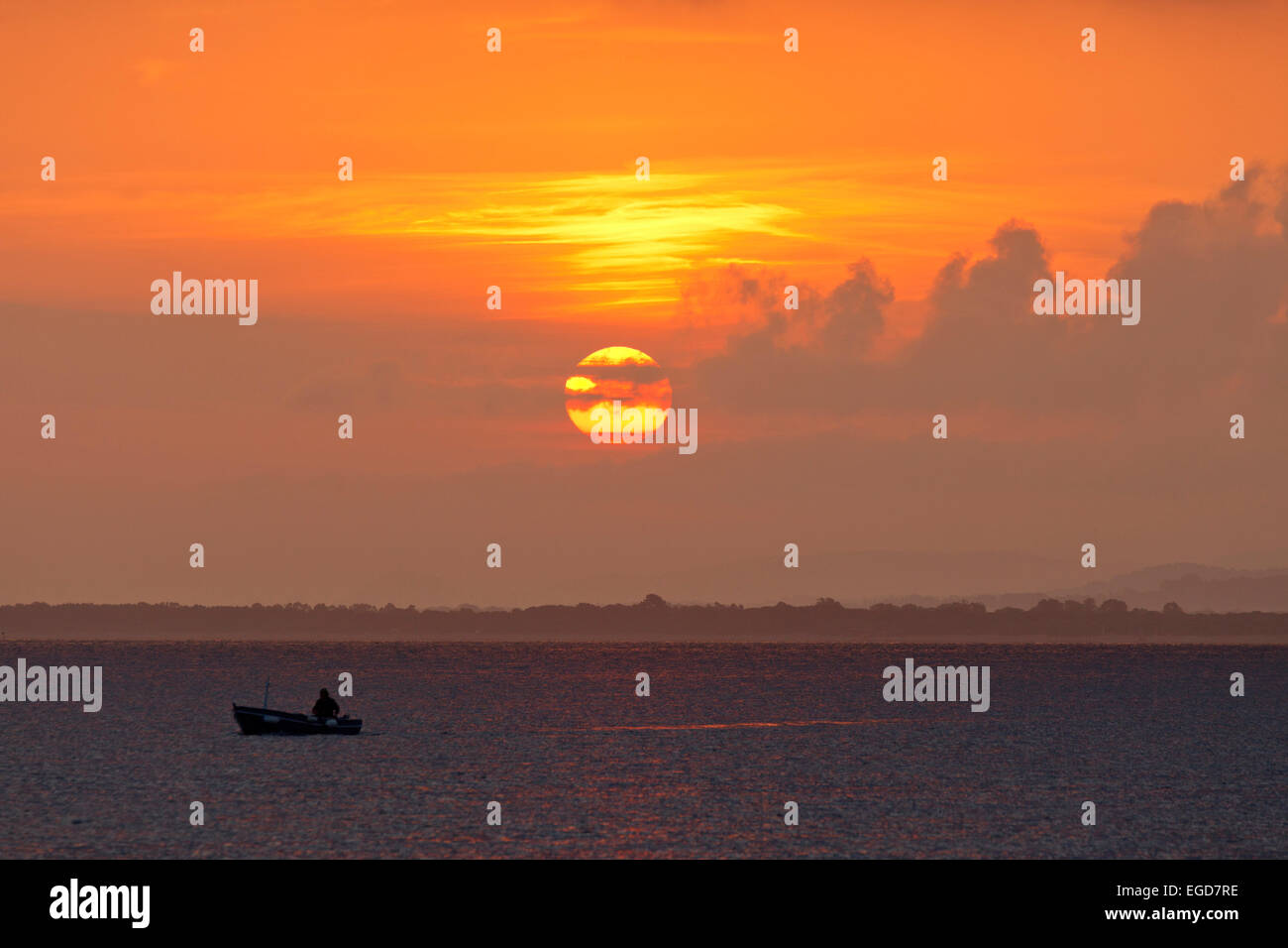 Vue depuis Porto San Stefano, à Monte Argentario vers la côte de la Maremme, Parco Naturale di Maremma parc naturel au lever du soleil, bateau, mer Méditerranée, province de Grosseto, Toscane, Italie, Europe Banque D'Images