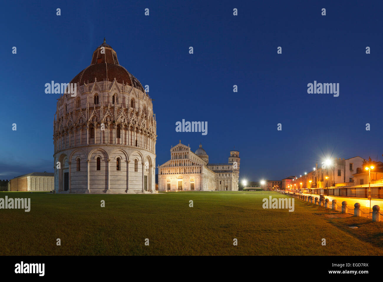 Battistero, baptistère, Duomo, la cathédrale, le campanile, clocher, Torre Pendente, tour de Pise sur la Piazza dei Miracoli (Place des Miracles et de la Piazza del Duomo, la place de la cathédrale de nuit, UNESCO World Heritage Site, Pise, Toscane, Italie, Europe Banque D'Images