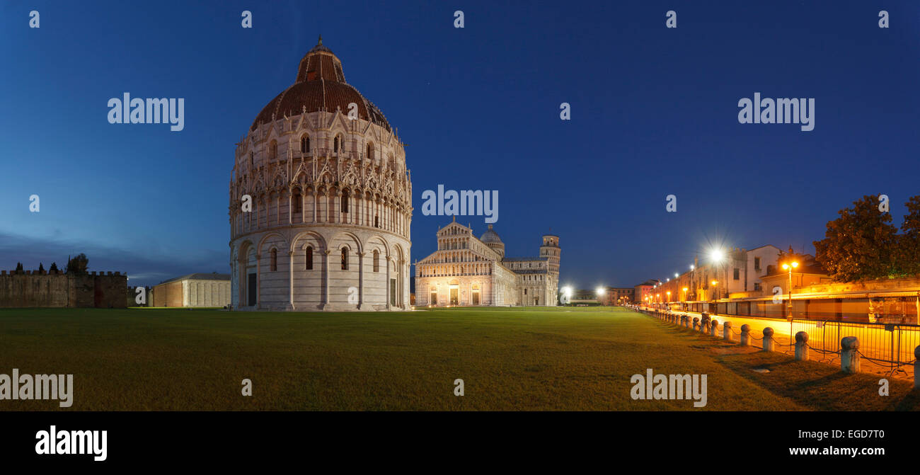 Battistero, baptistère, Duomo, la cathédrale, le campanile, clocher, Torre Pendente, tour de Pise sur la Piazza dei Miracoli (Place des Miracles et de la Piazza del Duomo, la place de la cathédrale de nuit, UNESCO World Heritage Site, Pise, Toscane, Italie, Europe Banque D'Images