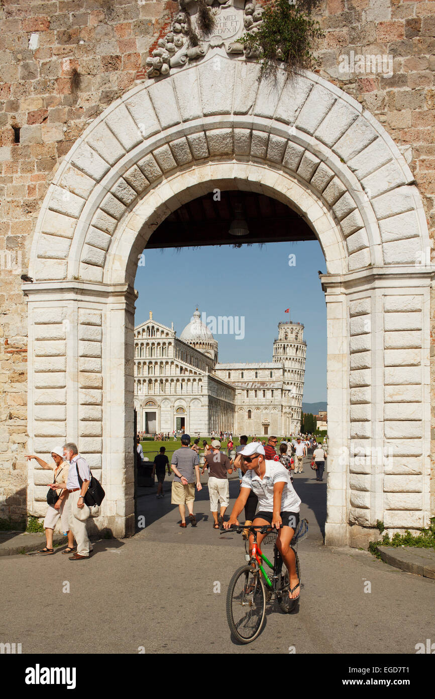 Duomo, la cathédrale, le campanile, clocher, Torre Pendente, tour de Pise sur la Piazza dei Miracoli (Place des Miracles et de la Piazza del Duomo, la place de la cathédrale, l'UNESCO World Heritage Site, Pise, Toscane, Italie, Europe Banque D'Images