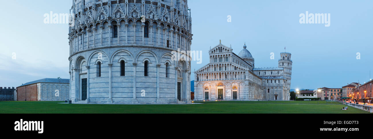Battistero, baptistère, Duomo, la cathédrale, le campanile, clocher, Torre Pendente, tour de Pise sur la Piazza dei Miracoli (Place des Miracles et de la Piazza del Duomo, la place de la cathédrale, l'UNESCO World Heritage Site, Pise, Toscane, Italie, Europe Banque D'Images