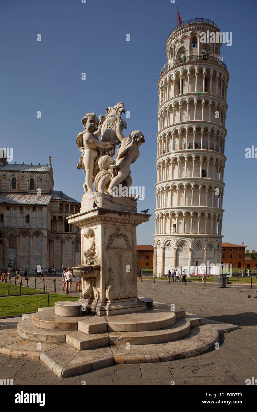 La Fontana dei putti fontaine, Duomo, de la cathédrale et le campanile du clocher, Torre Pendente, tour de Pise, la Piazza dei Miracoli (Place des Miracles, la Piazza del Duomo, la place de la cathédrale, l'UNESCO World Heritage Site, Pise, Toscane, Italie, Europe Banque D'Images