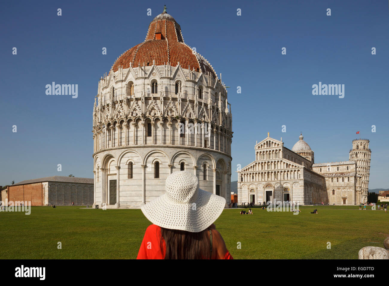 Woman admiring la Battistero, baptistère, Duomo, la cathédrale, le campanile, clocher, Torre Pendente, tour de Pise, la Piazza dei Miracoli (Place des Miracles, la Piazza del Duomo, la place de la cathédrale, l'UNESCO World Heritage Site, Pise, Toscane, Italie, Europe Banque D'Images