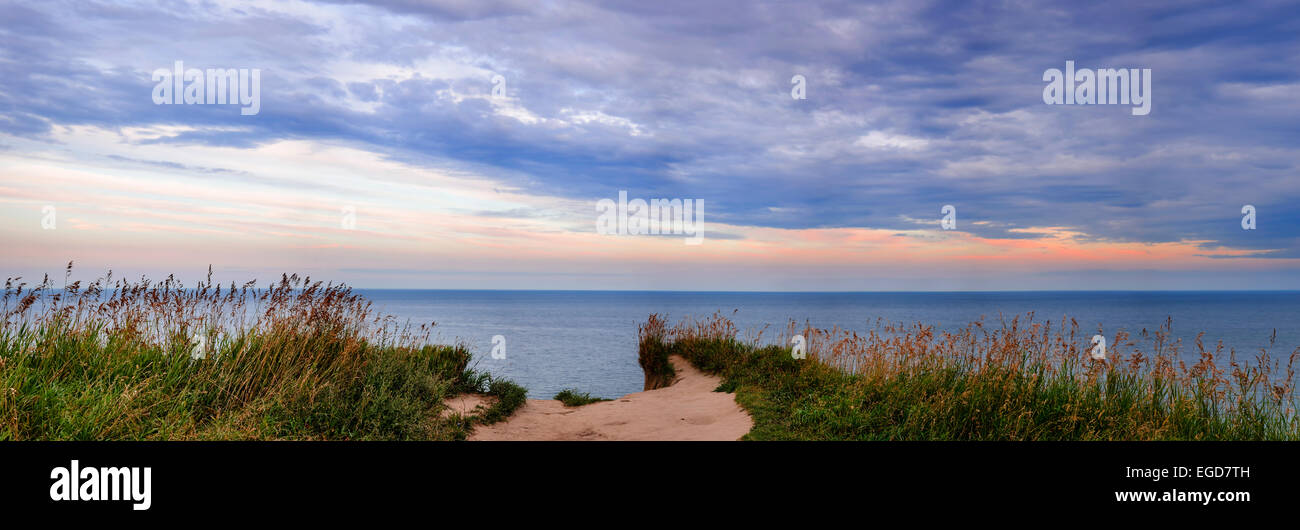 Vue panoramique sur le lac Ontario au coucher du soleil de bord de falaises de Scarborough, Ontario, Canada. Banque D'Images
