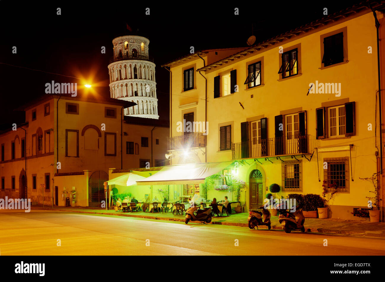 Restaurant de nuit avec campanile en arrière-plan, la tour du clocher, Torre Pendente, tour de Pise, Pise, Toscane, Italie, Europe Banque D'Images