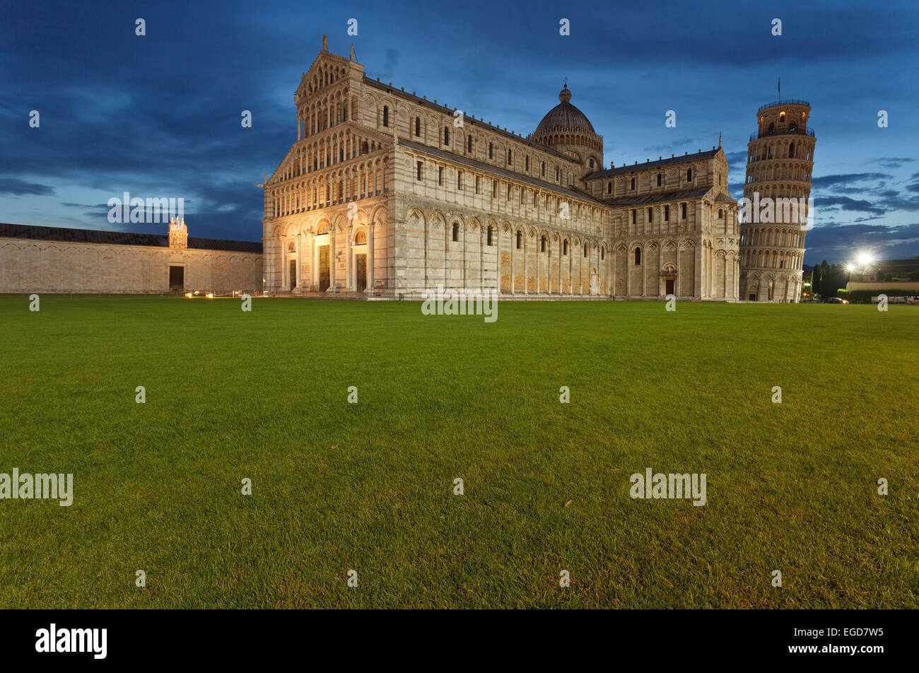 Duomo, la cathédrale et son campanile, clocher, Torre Pendente, tour de nuit, la Piazza dei Miracoli (Place des Miracles, la Piazza del Duomo, la place de la cathédrale, l'UNESCO World Heritage Site, Pise, Toscane, Italie, Europe Banque D'Images