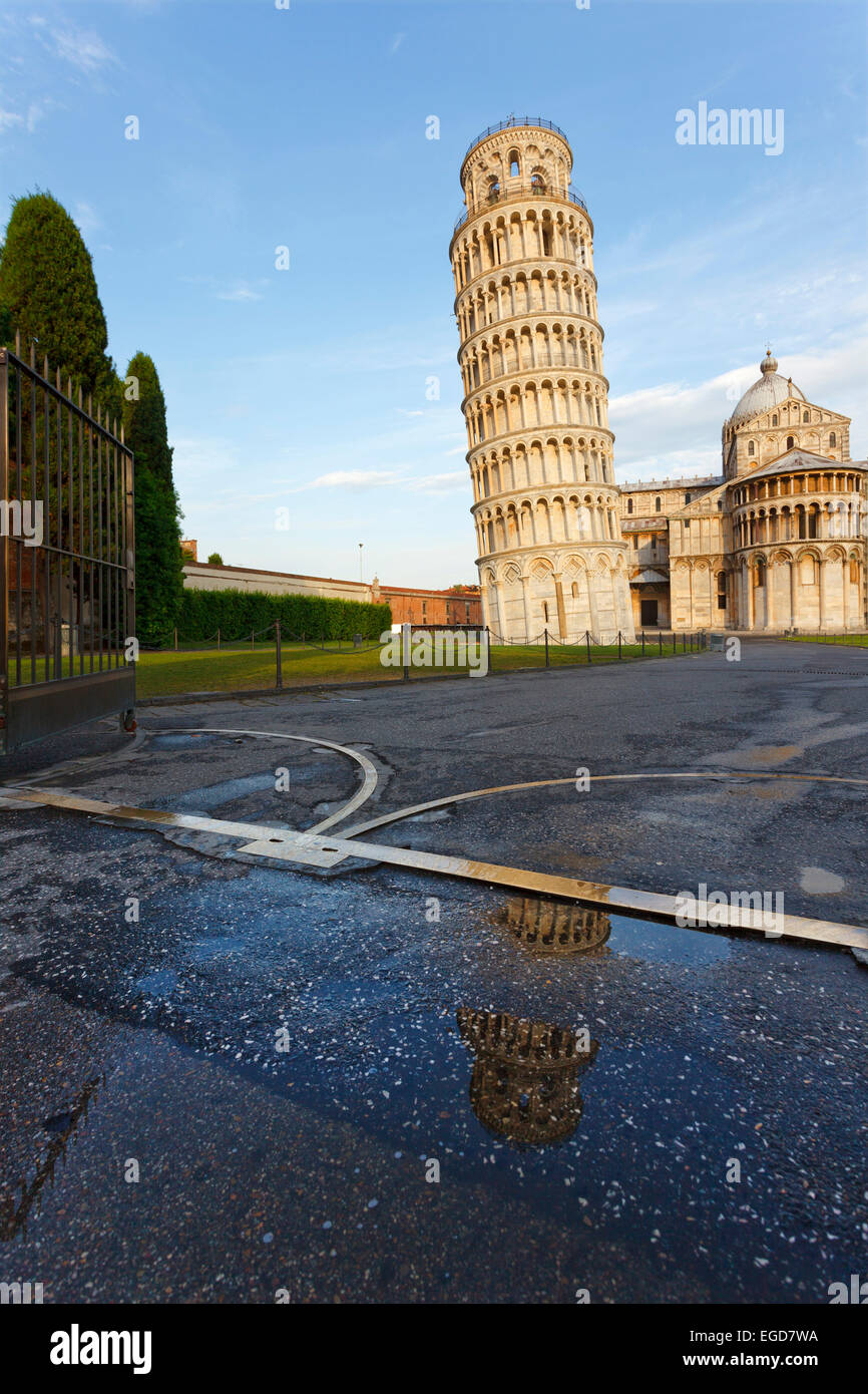 Duomo, la cathédrale, le campanile, clocher, Torre Pendente, tour de Pise, la Piazza dei Miracoli (Place des Miracles, la Piazza del Duomo, la place de la cathédrale, l'UNESCO World Heritage Site, Pise, Toscane, Italie, Europe Banque D'Images