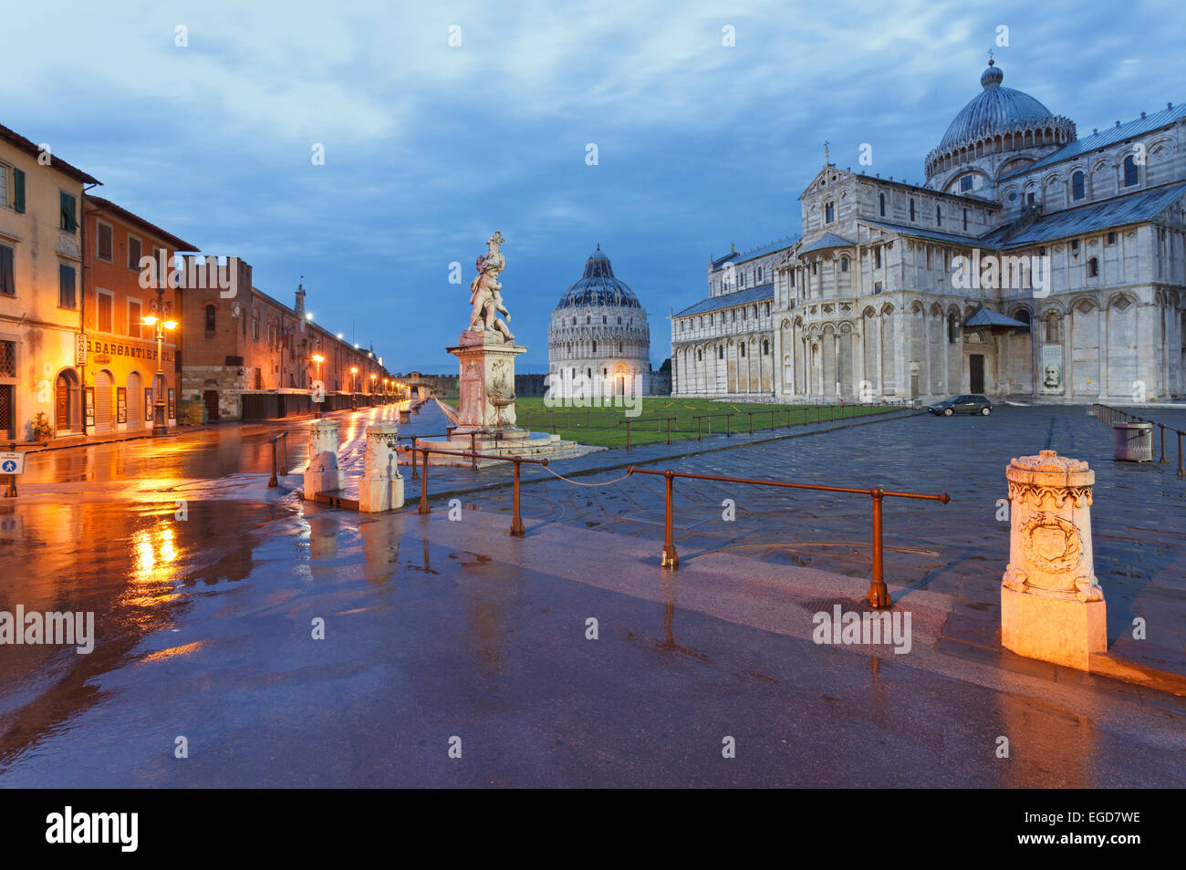 La Fontana dei putti, Battistero, baptistère, Duomo, la cathédrale et son campanile, clocher dans la lumière du soir, Torre Pendente, tour de Pise, la Piazza dei Miracoli (Place des Miracles, la Piazza del Duomo, la place de la cathédrale, l'UNESCO World Heritage Site, Pise, Tus Banque D'Images