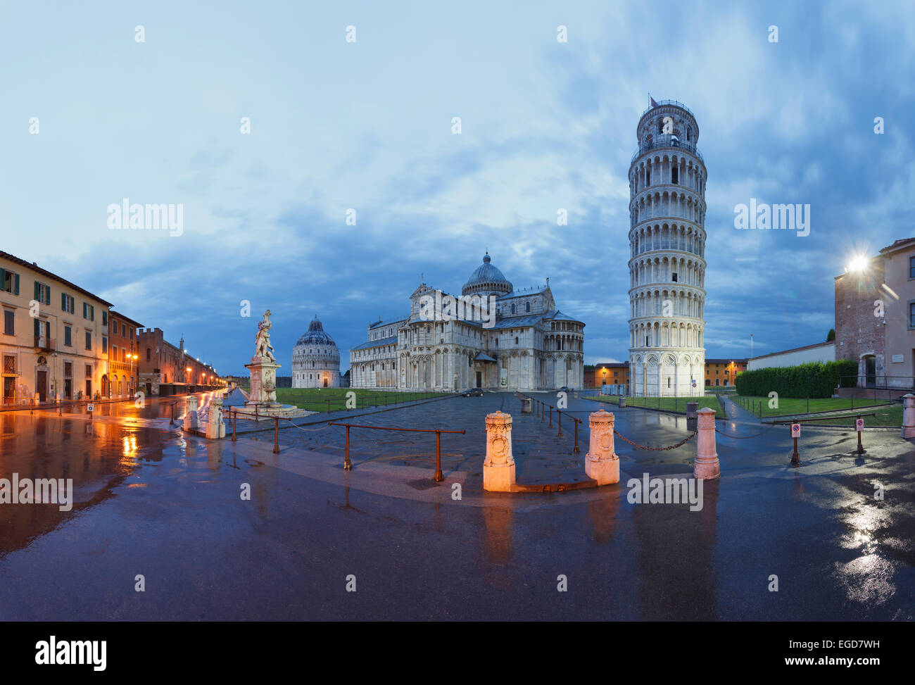 Battistero, baptistère, Duomo, de la cathédrale et le campanile du clocher, Torre Pendente, tour de Pise dans la lumière du soir, la Piazza dei Miracoli (Place des Miracles, la Piazza del Duomo, la place de la cathédrale, l'UNESCO World Heritage Site, Pise, Toscane, Italie, Europe Banque D'Images
