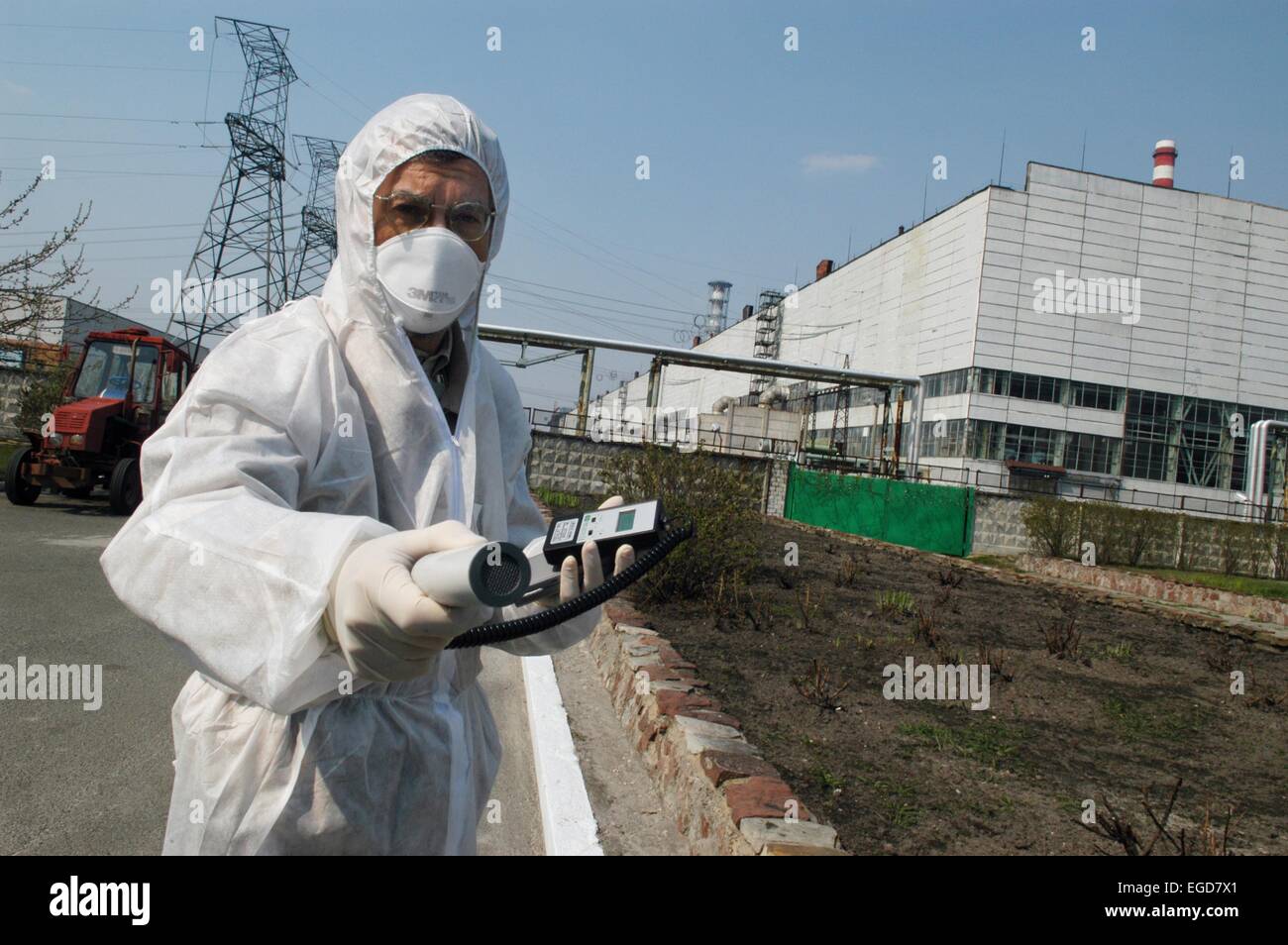 20 ans de l'accident nucléaire de Tchernobyl, le contrôle de la radioactivité en face de la centrale. Banque D'Images