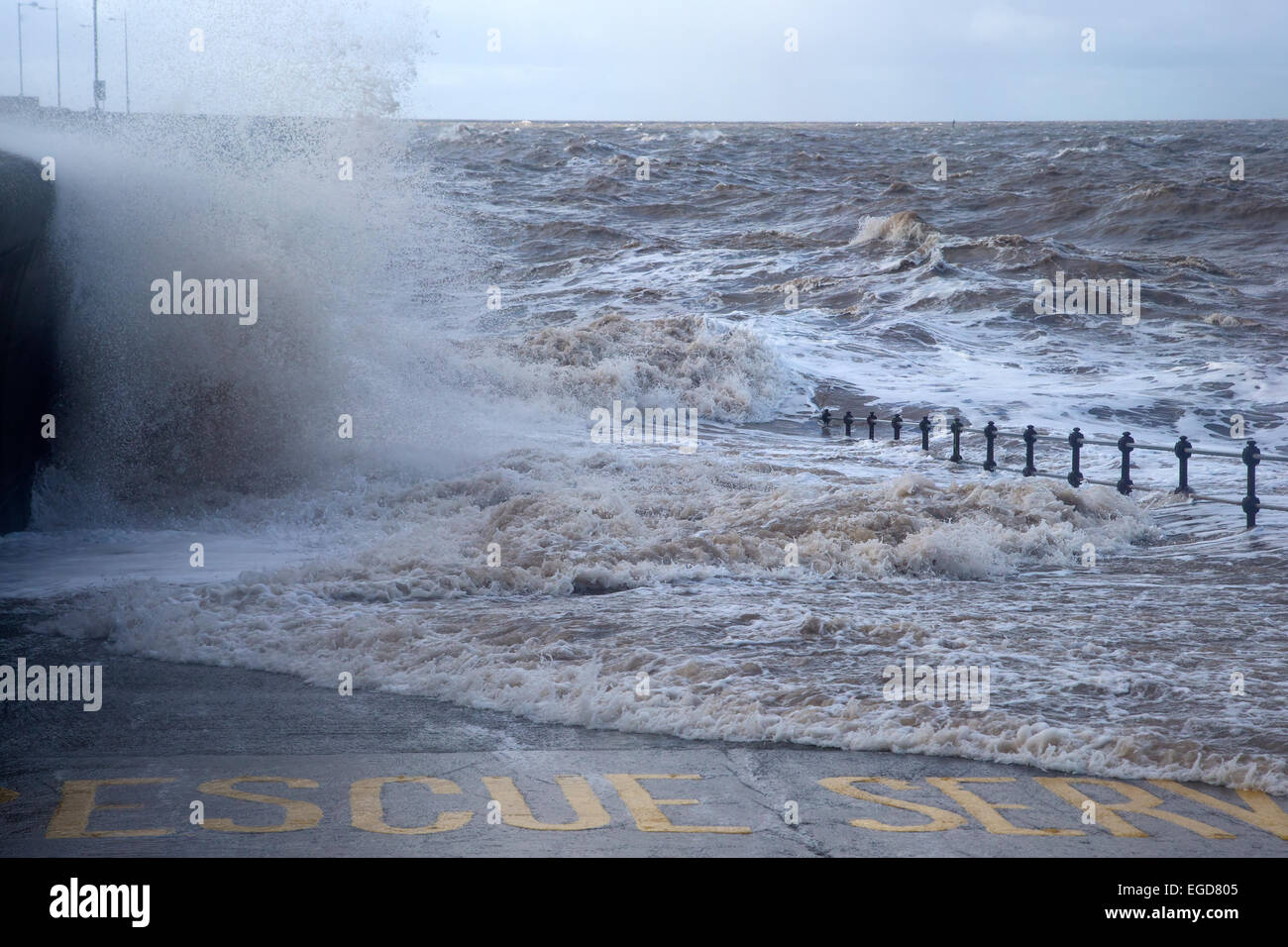 Les ondes de tempête au large des côtes de la pâte avec la mer sur la promenade à succès à la suite de forts vents Banque D'Images