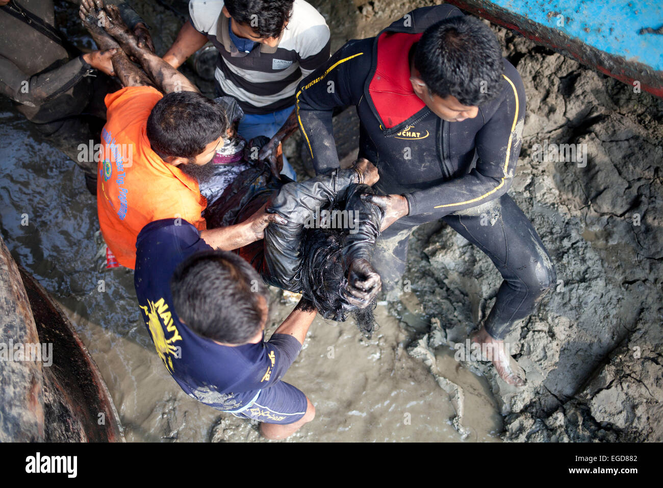 Les sauveteurs du Bangladesh récupérer le corps d'une victime après un accident de ferry à Paturia quelque 70km à l'est de Dhaka. L'administration locale a suspendu les opérations de sauvetage comme des morts sur le bateau de chavirer dimanche dans la rivière Padma 70 touché avec la récupération de 24 autres corps lundi. © Mohammad Asad/Pacific Press/Alamy Live News Banque D'Images