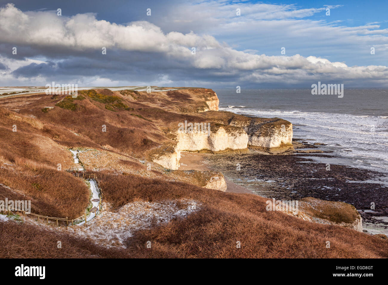 Flamborough Head, East Yorkshire, Angleterre, Royaume-Uni, les falaises de calcaire à Flamborough Head, en hiver avec une lumière saupoudrer de neige Banque D'Images