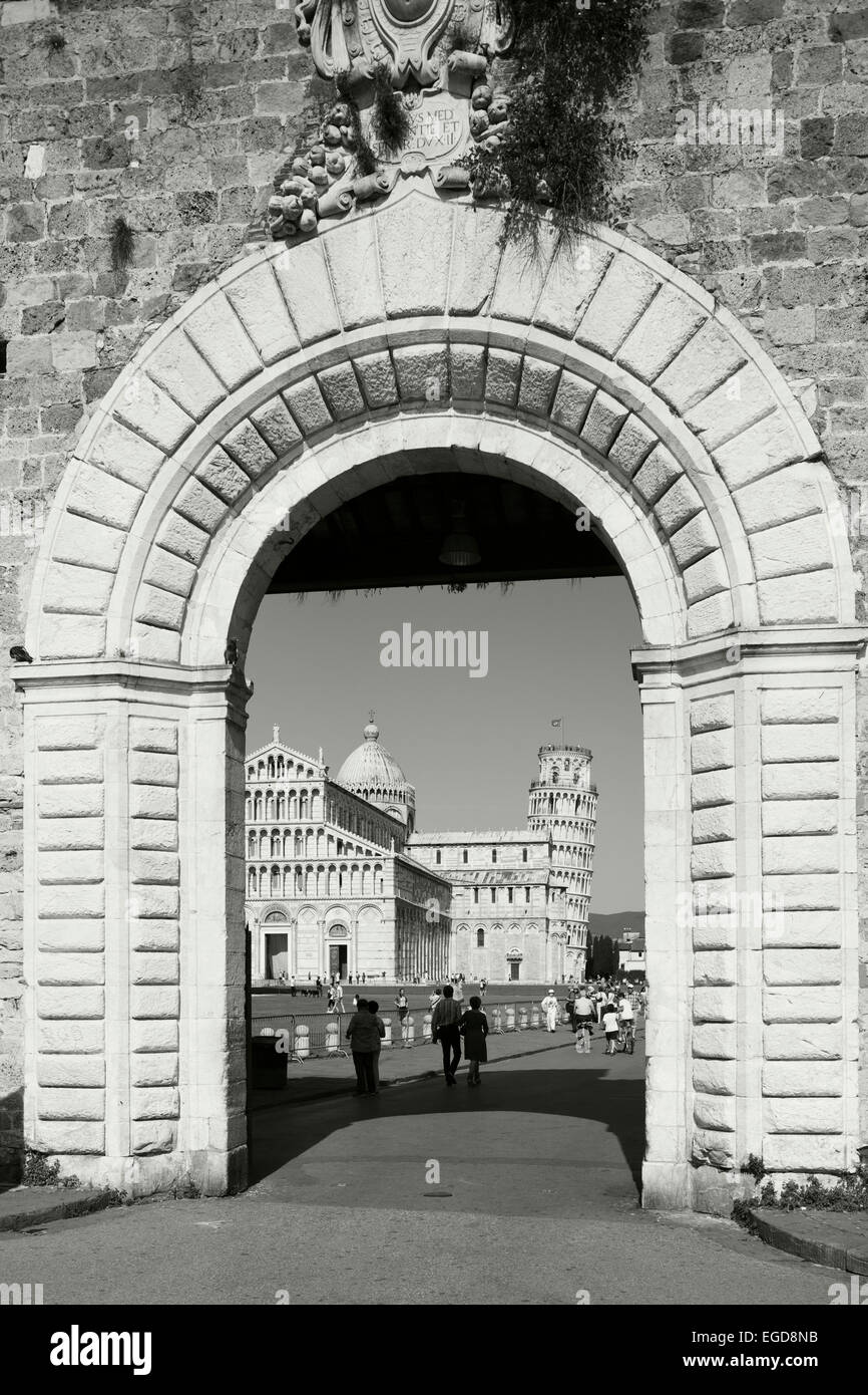 Cathédrale avec la tour de Pise vue à travers les portes, Torre Pendente, tour de Pise, la Piazza dei Miracoli, Piazza del Duomo, UNESCO World Heritage Site, Pise, Toscane, Italie, Europe Banque D'Images