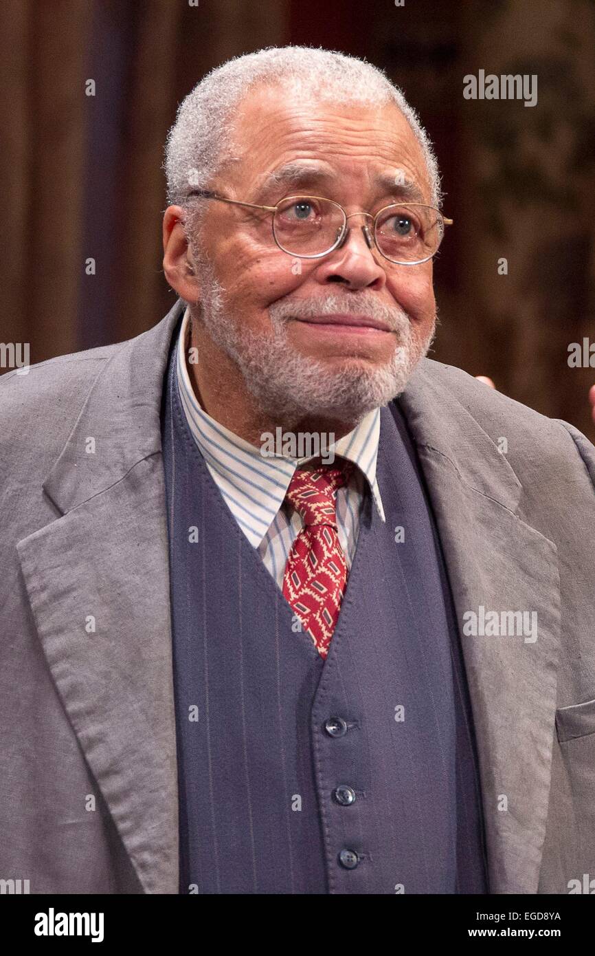 James Earl Jones devant le hall des arrivées pour vous NE POUVEZ PAS LE PRENDRE AVEC VOUS, la performance de clôture Longacre Theatre, New York, NY 22 février 2015. Photo par : Patrick Cashin/Everett Collection Banque D'Images