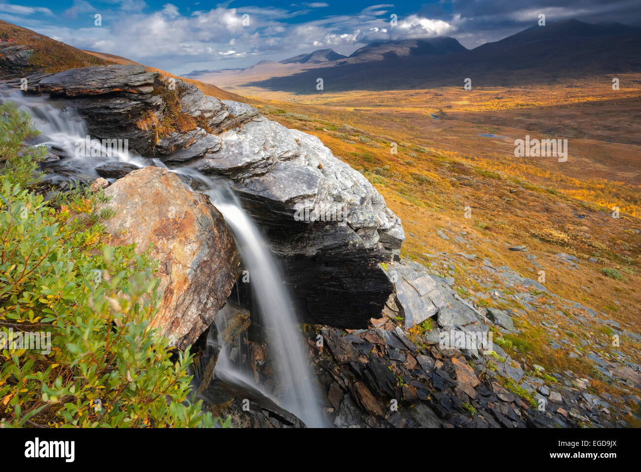 Vue sur l'Abisko National Park avec une chute dans l'avant-plan et Lapporten en arrière-plan à l'automne, Laponie, Suède Banque D'Images