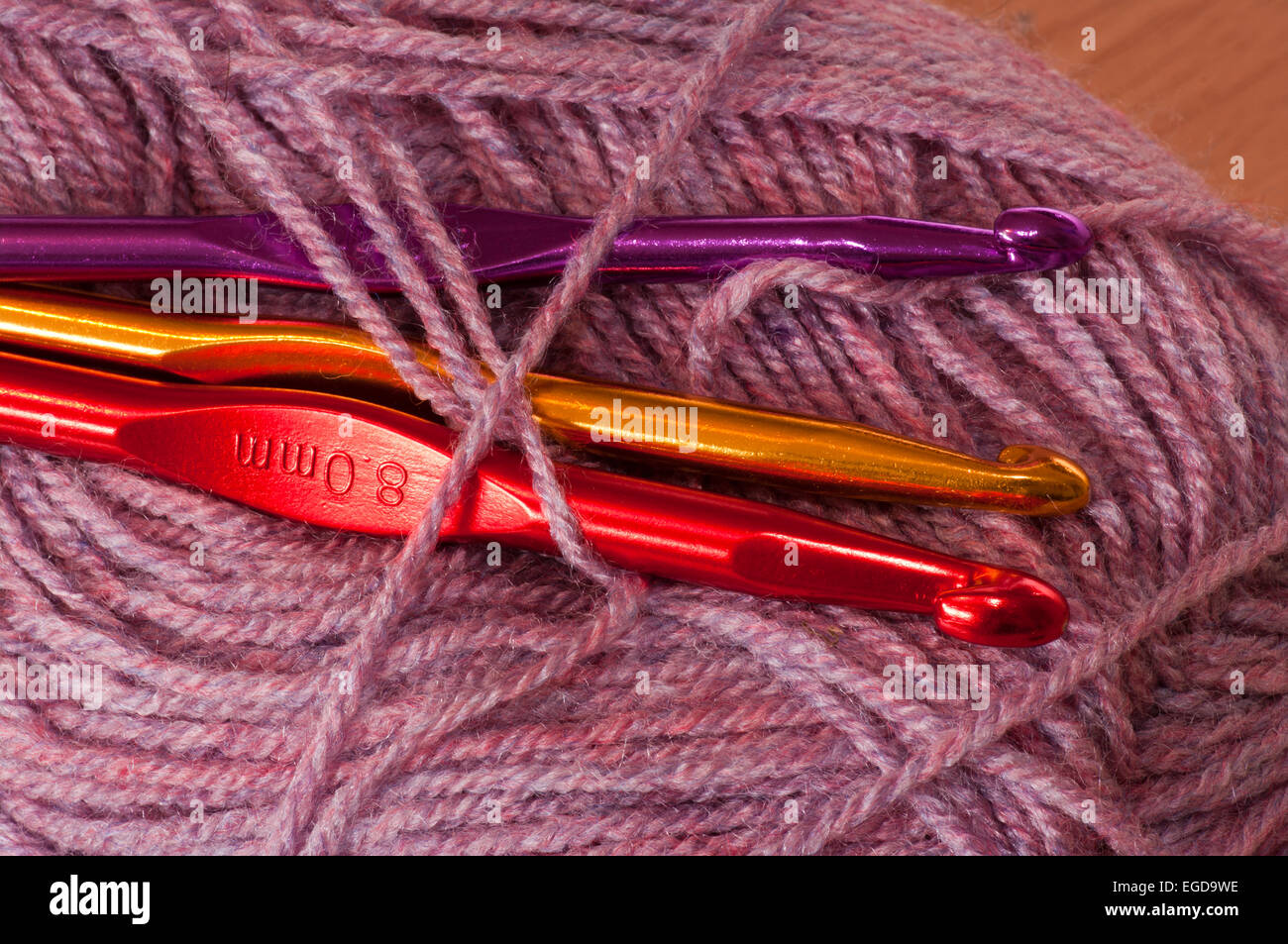 Aiguilles crochet sur une balle de laine Banque D'Images