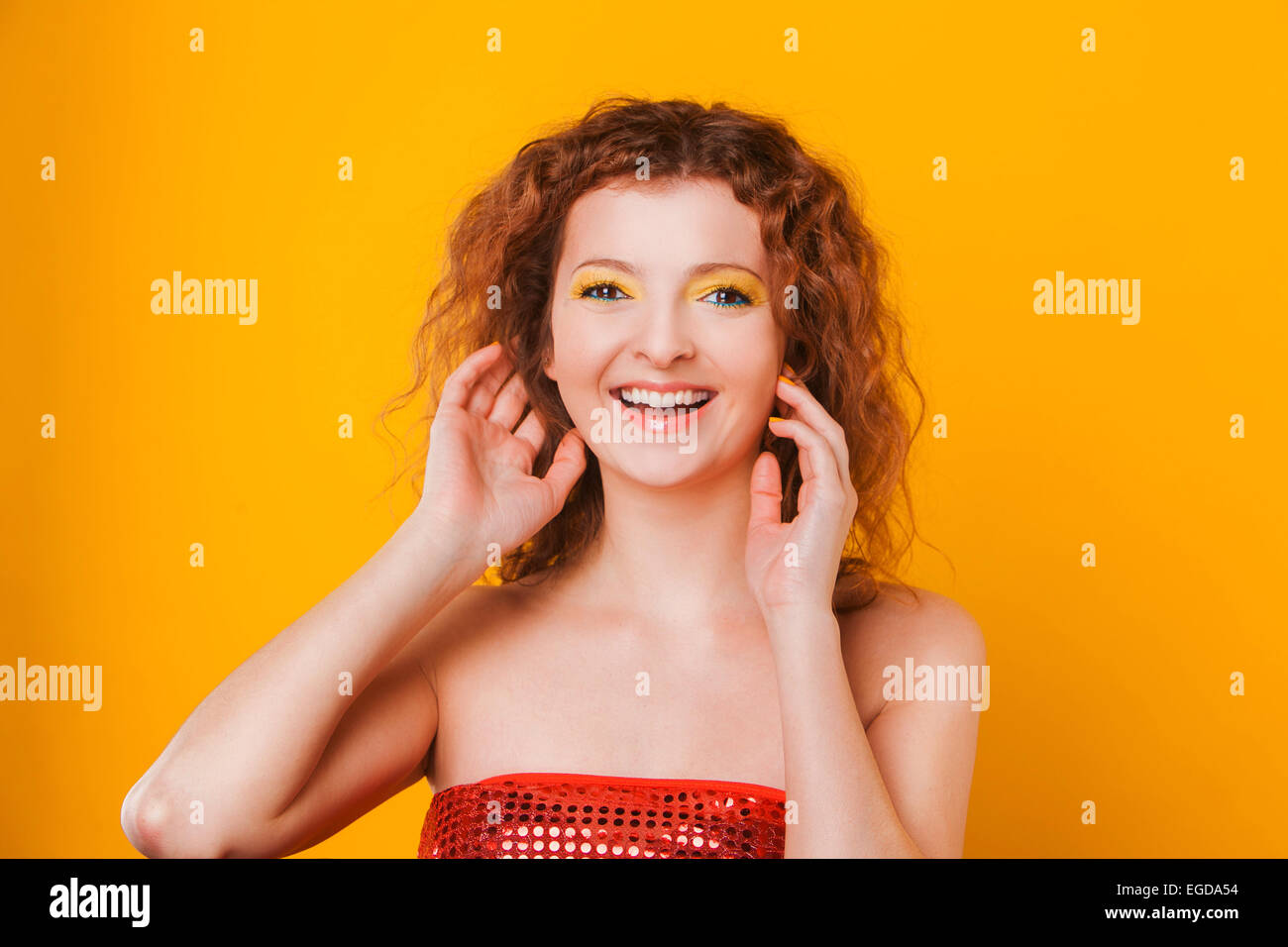 Red haired woman smiling Fun sur fond orange Banque D'Images