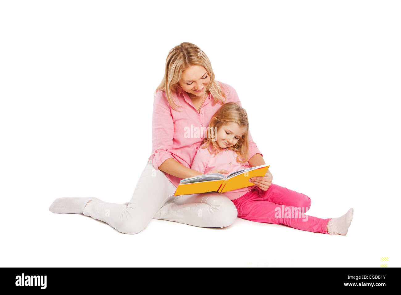 Heureuse Mère et enfant lisant un livre Banque D'Images