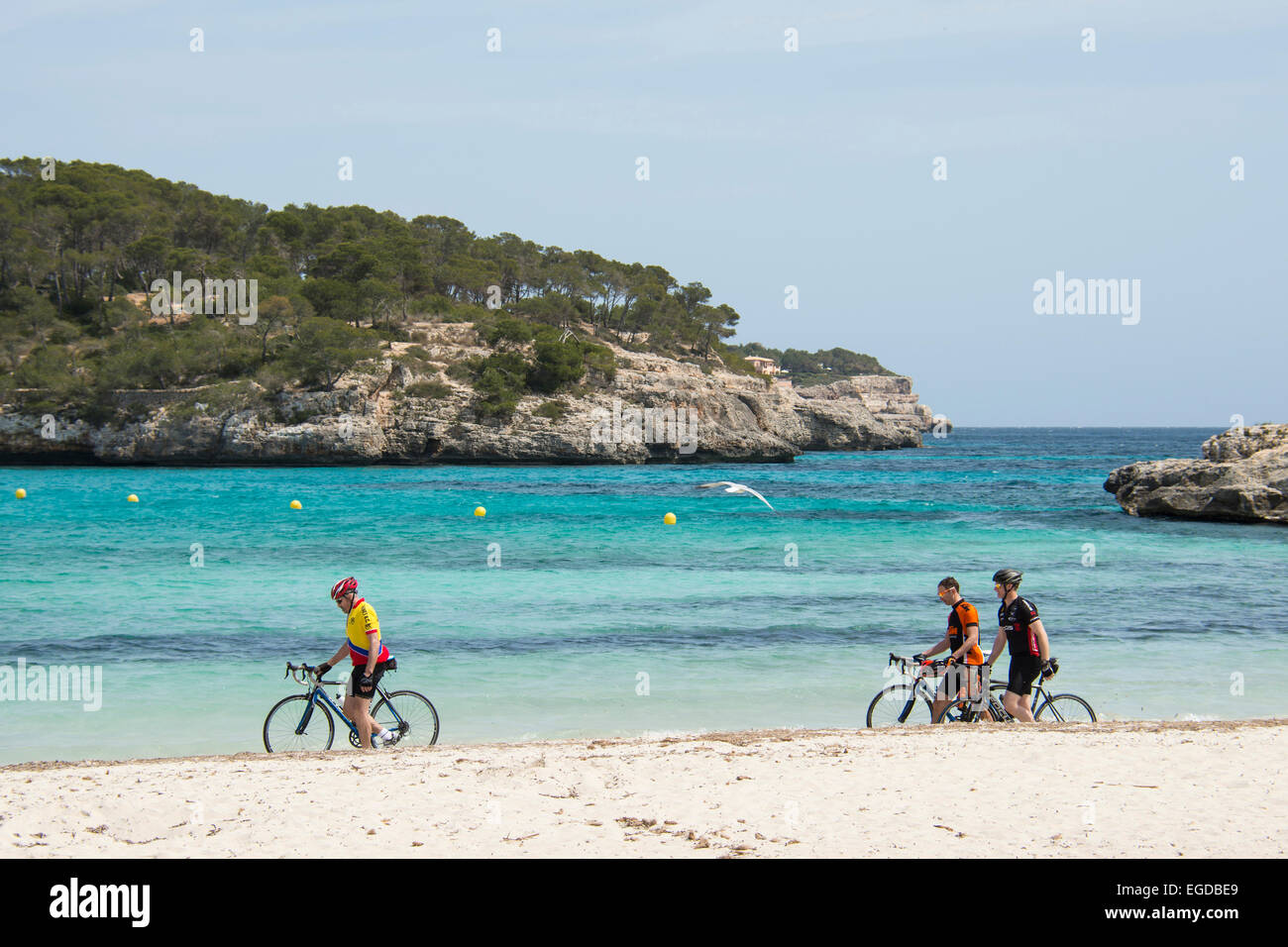 Les cyclistes sur la plage, à proximité de Cala Mondrago, Santanyi, Majorque, Espagne Banque D'Images