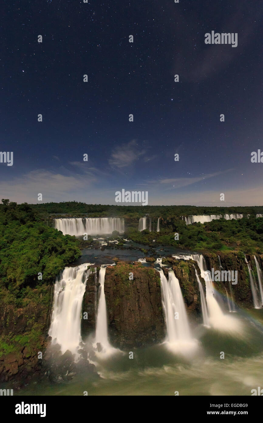 Le Brésil, l'État de Parana, Iguassu Falls National Park (Cataratas do Iguaçu) (UNESCO Site) allumé seulement par Monlight Banque D'Images