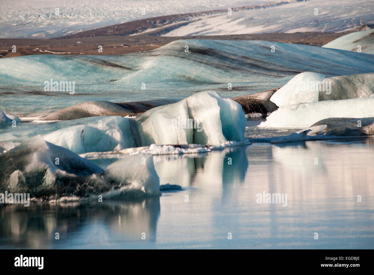 Les modèles de glace et réflexions à Jokulsarlon Glacial Lagoon, sur le bord du Parc National du Vatnajokull Islande, en février Banque D'Images