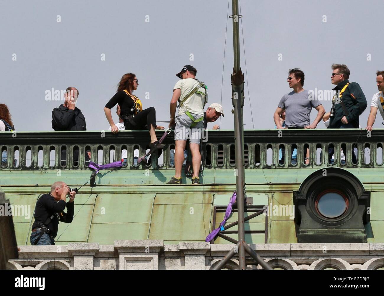 Tom Cruise, inspecte l'ensemble de sa nouvelle Mission Impossible 5 film sur le toit de l'opéra avec : Tom Cruise, Rebecca Ferguson,Christopher McQuarrie Où : Vienne, Autriche Quand : 21 août 2014 Banque D'Images