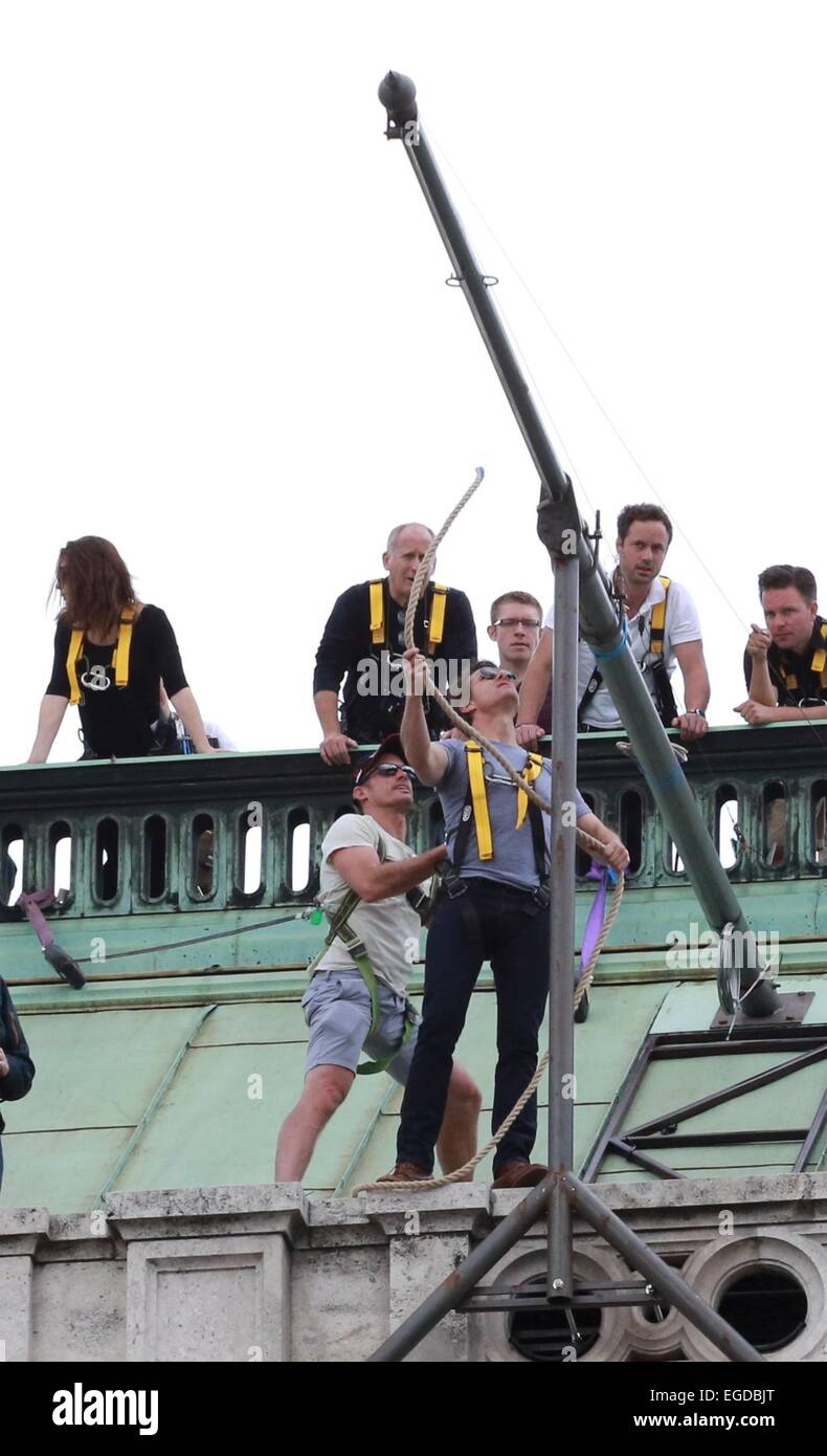 Tom Cruise, inspecte l'ensemble de sa nouvelle Mission Impossible 5 film sur le toit de l'opéra avec : Tom Cruise, Rebecca Ferguson,Christopher McQuarrie Où : Vienne, Autriche Quand : 21 août 2014 Banque D'Images