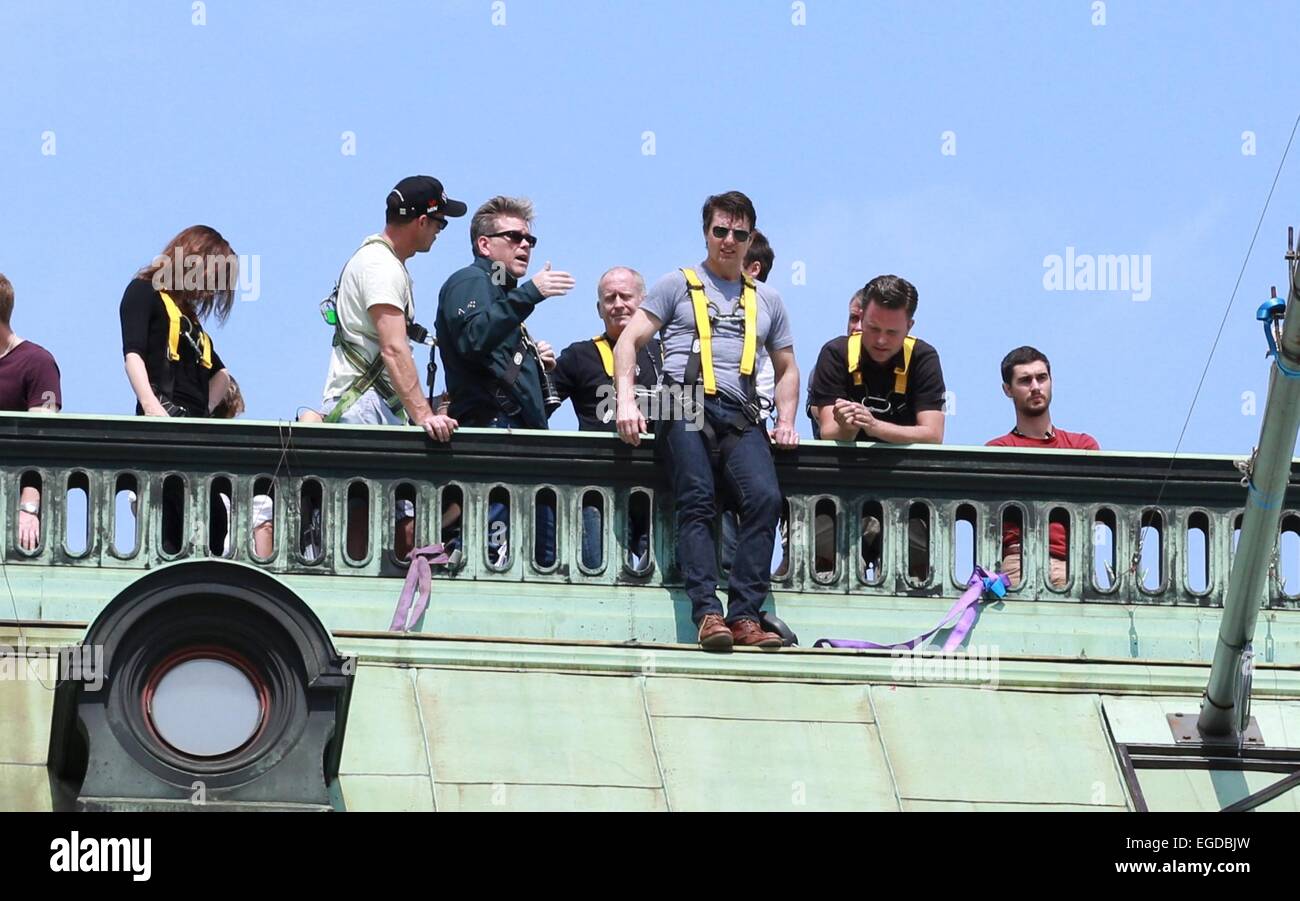 Tom Cruise, inspecte l'ensemble de sa nouvelle Mission Impossible 5 film sur le toit de l'opéra avec : Tom Cruise, Rebecca Ferguson,Christopher McQuarrie Où : Vienne, Autriche Quand : 21 août 2014 Banque D'Images